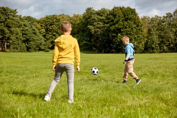 Infância Jogos Lazer Conceito Pessoas Meninos Felizes Com Bola Jogando — Fotografia de Stock