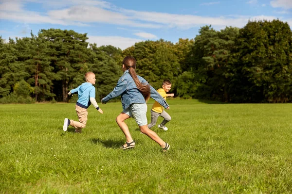 Infanzia Tempo Libero Concetto Persone Gruppo Bambini Felici Che Giocano — Foto Stock