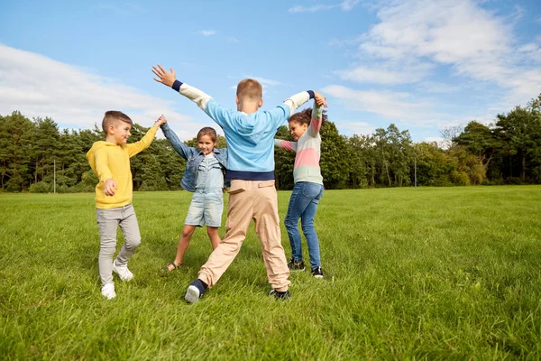 Kindheits Freizeit Und Personenkonzept Gruppe Fröhlicher Kinder Spielt Reigen Park — Stockfoto