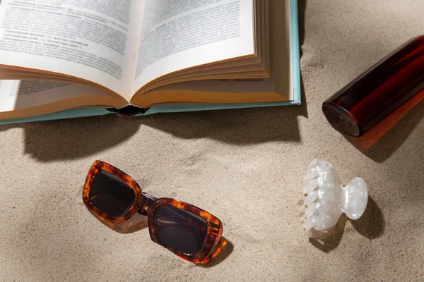 Conceito Férias Lazer Verão Livro Aberto Protetor Solar Grampo Cabelo — Fotografia de Stock