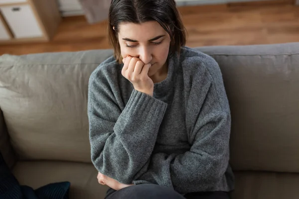 Psychické Zdraví Psychologické Problémy Deprese Stresovaná Žena Sedící Doma Pohovce — Stock fotografie