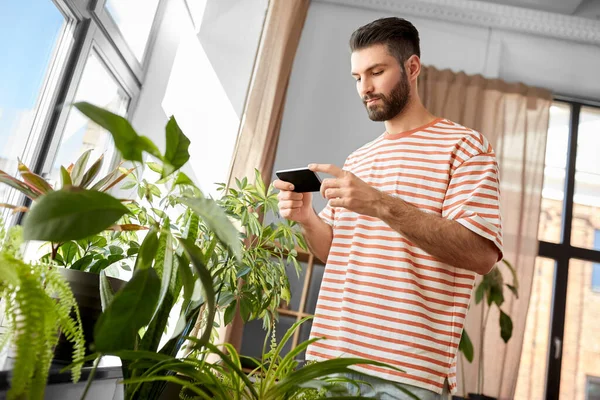 Tecnología Personas Concepto Internet Hombre Con Smartphone Flores Casa — Foto de Stock