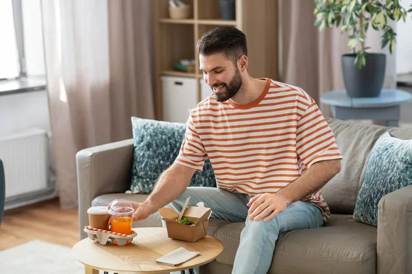 Conceito Consumo Entrega Pessoas Homem Sorridente Com Comida Bebidas Casa — Fotografia de Stock