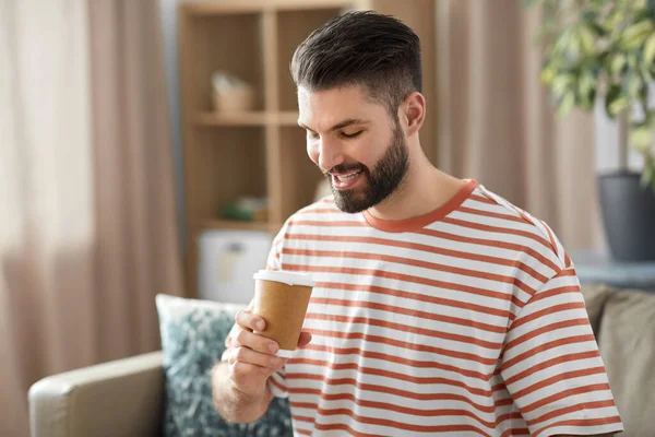 Напитки Концепция Людей Улыбающийся Человек Пьет Кофе Вынос Бумажной Чашки — стоковое фото