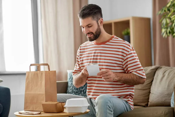 Concepto Comunicación Ocio Personas Feliz Hombre Sonriente Con Factura Comprobar — Foto de Stock