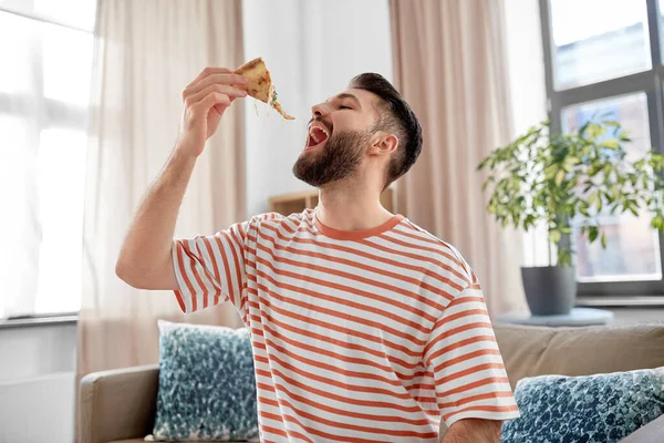 Jídlo Dodávky Spotřeba Lidé Koncept Šťastný Muž Jíst Donášku Pizzy — Stock fotografie