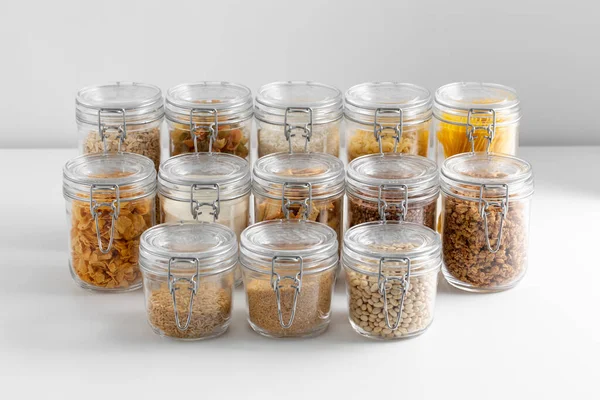Concepto Alimentos Culinaria Almacenamiento Frascos Con Diferentes Cereales Pasta Frijoles — Foto de Stock