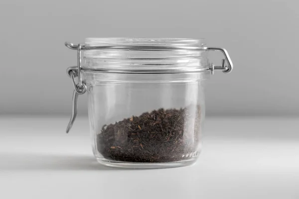 Υγιεινή Διατροφή Και Αποθήκευση Έννοια Βάζο Μαύρο Τσάι Λευκό Φόντο — Φωτογραφία Αρχείου