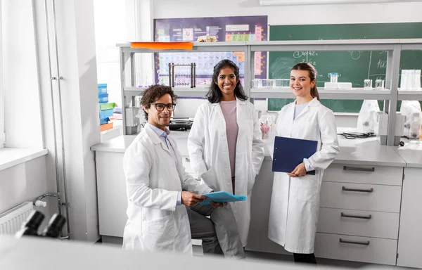 Wissenschaft Arbeit Und Menschenkonzept Internationale Gruppe Glücklicher Wissenschaftler Labor — Stockfoto