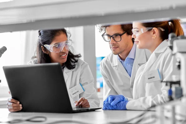 科学研究 工作和人的概念 国际科学家小组 带着手提电脑在实验室工作 — 图库照片