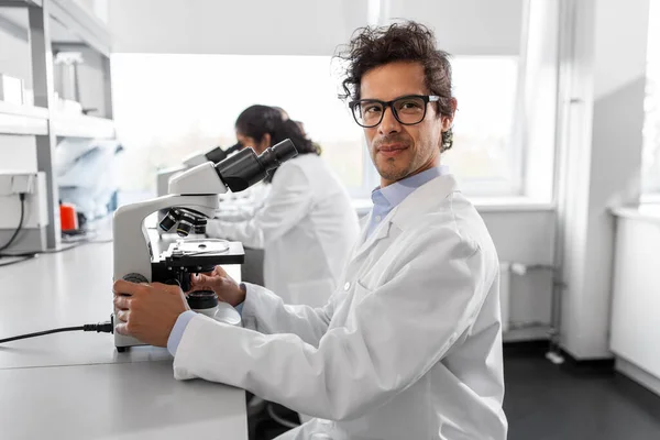 Научные Исследования Работа Понятие Людей Мужской Ученый Микроскопом Работающий Лаборатории — стоковое фото