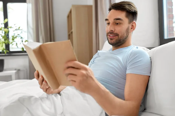 Concepto Personas Descanso Hombre Leyendo Libro Cama Casa —  Fotos de Stock