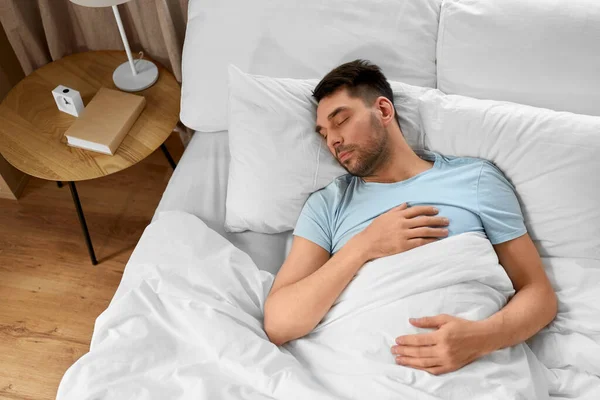 Personas Hora Acostarse Concepto Descanso Hombre Durmiendo Cama Casa —  Fotos de Stock