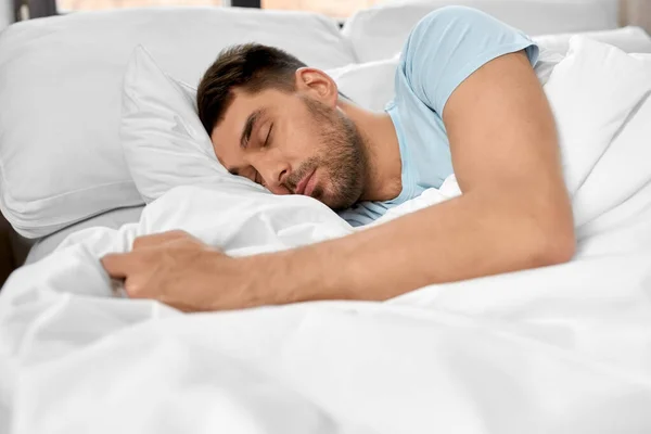 Pessoas Conceito Deitar Descansar Homem Dormindo Cama Casa — Fotografia de Stock