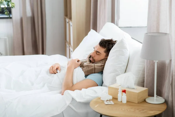 Concepto Salud Personas Hombre Enfermo Durmiendo Cama Casa —  Fotos de Stock