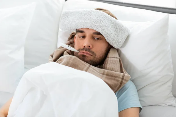 Concept Personnes Santé Fièvre Homme Malade Avec Compresse Froide Sur — Photo