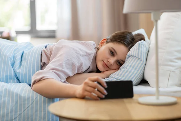 People Bedtime Rest Concept Happy Smiling Teenage Girl Smartphone Lying — Stock Photo, Image