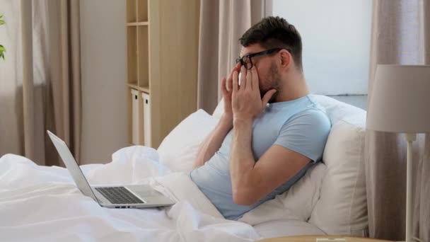 Menschen Technik Und Fernbedienungskonzept Mann Mit Brille Und Laptop Heimischen — Stockvideo