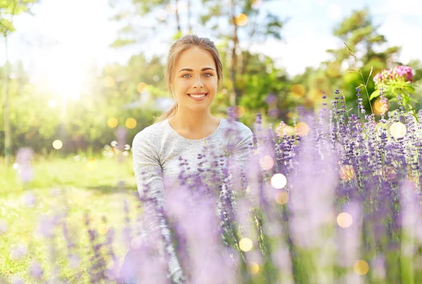 Jardinage Concept Personnes Heureuse Jeune Femme Assise Près Fleurs Lavande — Photo