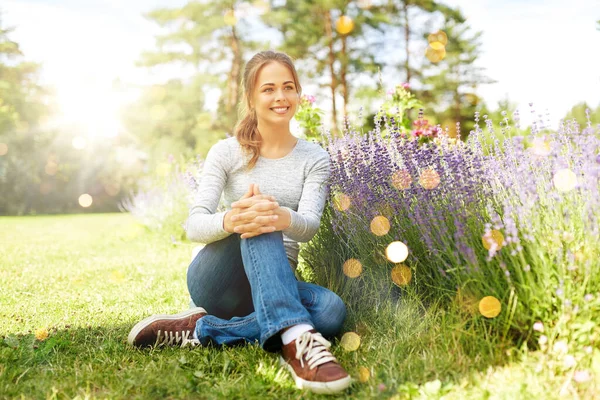 Jardinagem Conceito Pessoas Jovem Feliz Sentado Grama Perto Flores Lavanda — Fotografia de Stock