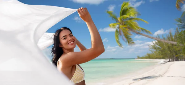 旅游和暑假的概念 身穿比基尼泳衣的快乐微笑的年轻女性 在法属波利尼西亚热带海滩的背景下进行掩饰 — 图库照片