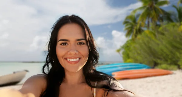 夏の休暇のコンセプト 幸せな笑顔の若い女性でビキニ水着でフランス領ポリネシアの熱帯ビーチを背景に自撮り — ストック写真