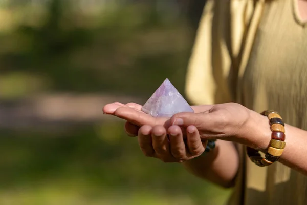 神秘学和超自然的概念 在森林里用半宝石水晶或宝石金字塔进行魔法仪式的女性或女巫的近身特写 — 图库照片