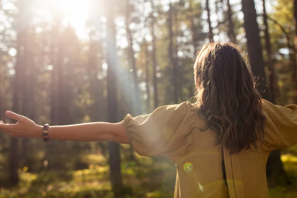 Naturaleza Espiritualidad Concepto Sobrenatural Mujer Joven Bruja Realizando Ritual Mágico — Foto de Stock