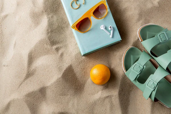 Concept Loisirs Vacances Été Pantoufles Orange Écouteurs Livre Lunettes Soleil — Photo