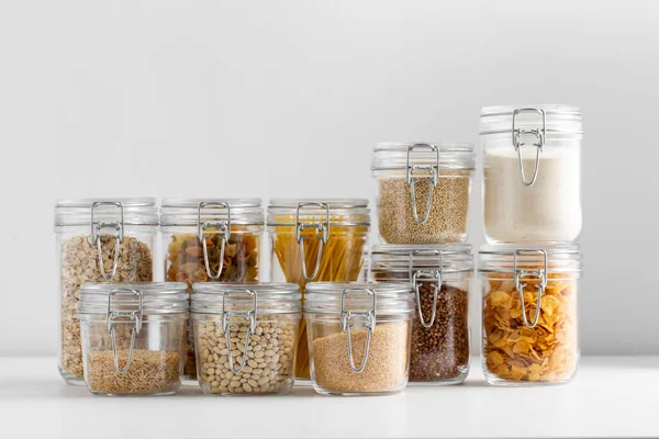 Yiyecek Mutfak Depolama Konsepti Beyaz Arka Planda Farklı Tahıl Makarna — Stok fotoğraf