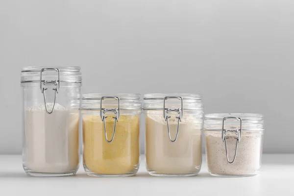 保存の概念 白い背景に小麦粉の異なる種類の瓶 — ストック写真