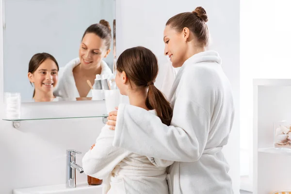 Schoonheid Hygiëne Ochtend Mensen Concept Gelukkig Lachende Moeder Dochter Zoek — Stockfoto