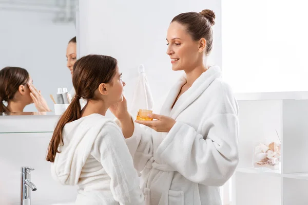 Beleza Higiene Manhã Conceito Pessoas Feliz Sorridente Mãe Filha Com — Fotografia de Stock