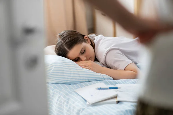 Okul Eğitim Tembellik Kavramı Öfkeli Ebeveynin Kapanışı Defterleriyle Evde Uyuyan — Stok fotoğraf