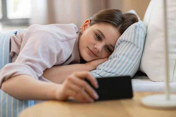 Lidé Čas Spaní Odpočinek Koncept Šťastný Usměvavý Dospívající Dívka Smartphonem — Stock fotografie