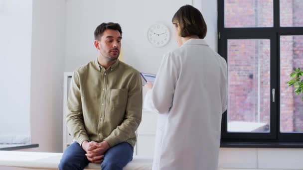 Medicina Salud Concepto Personas Doctora Con Portapapeles Feliz Reunión Pacientes — Vídeos de Stock
