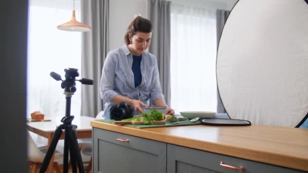 Блог Професія Концепція Людей Жінка Фотограф Фотоапаратом Фотографує Їжу Кухні — стокове відео