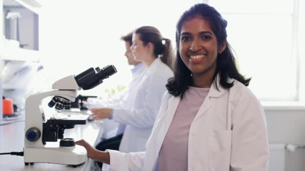 Conceito Pesquisa Científica Trabalho Pessoas Cientista Feminina Com Microscópio Trabalhando — Vídeo de Stock