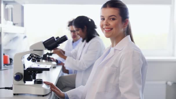 Conceito Pesquisa Científica Trabalho Pessoas Cientista Feminina Com Microscópio Trabalhando — Vídeo de Stock