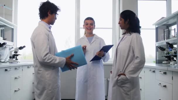 Pesquisa Científica Trabalho Conceito Pessoas Grupo Internacional Cientistas Felizes Com — Vídeo de Stock