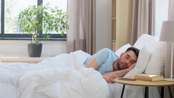 Persone Concetto Coricarsi Riposo Uomo Che Dorme Letto Controlla Tempo — Video Stock