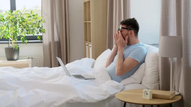 Menschen Technik Und Fernbedienungskonzept Müder Mann Mit Brille Und Laptop — Stockvideo