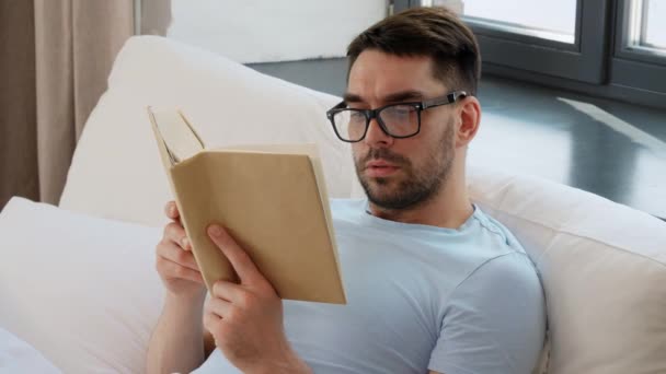 Mensen Rust Concept Man Met Bril Lezen Boek Bed Thuis — Stockvideo