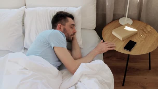Mensen Bedtijd Rust Concept Man Slapen Bed Het Controleren Van — Stockvideo