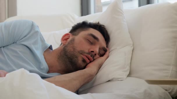 Personas Hora Acostarse Concepto Descanso Hombre Durmiendo Cama Retrasando Despertador — Vídeo de stock