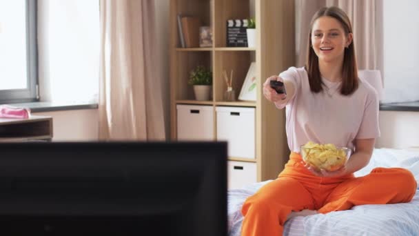 Ongezond Eten Fast Food Mensen Concept Gelukkig Meisje Met Afstandsbediening — Stockvideo