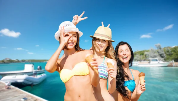 Viajes Turismo Concepto Vacaciones Verano Mujeres Felices Bikinis Con Helado —  Fotos de Stock