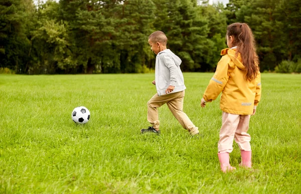 Детство Досуг Игры Люди Концепция Счастливый Мальчик Девочка Мячом Играть — стоковое фото