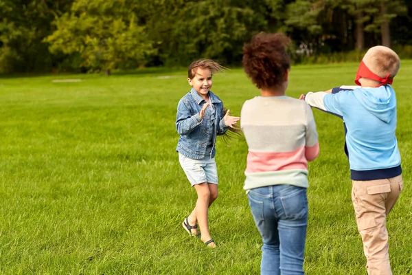 Детство Досуг Люди Группа Счастливых Детей Играющих Тег Игры Бегающих — стоковое фото
