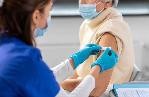 Concept Van Geneeskunde Gezondheid Vaccinatie Close Van Arts Verpleegkundige Die — Stockfoto